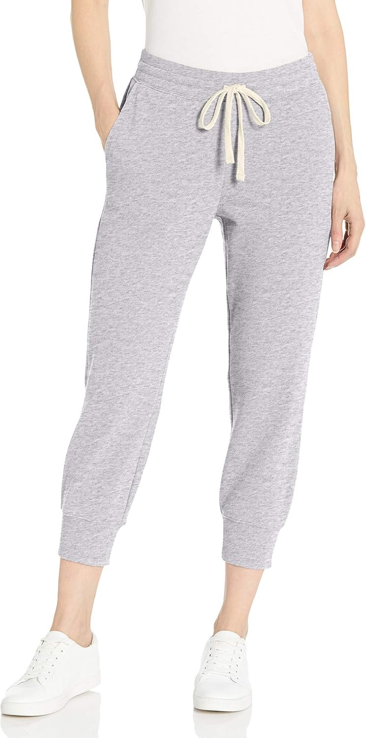Amazon Essentials Women’s Fleece Capri Jogger Sweatpants with Drawstring, Pull On